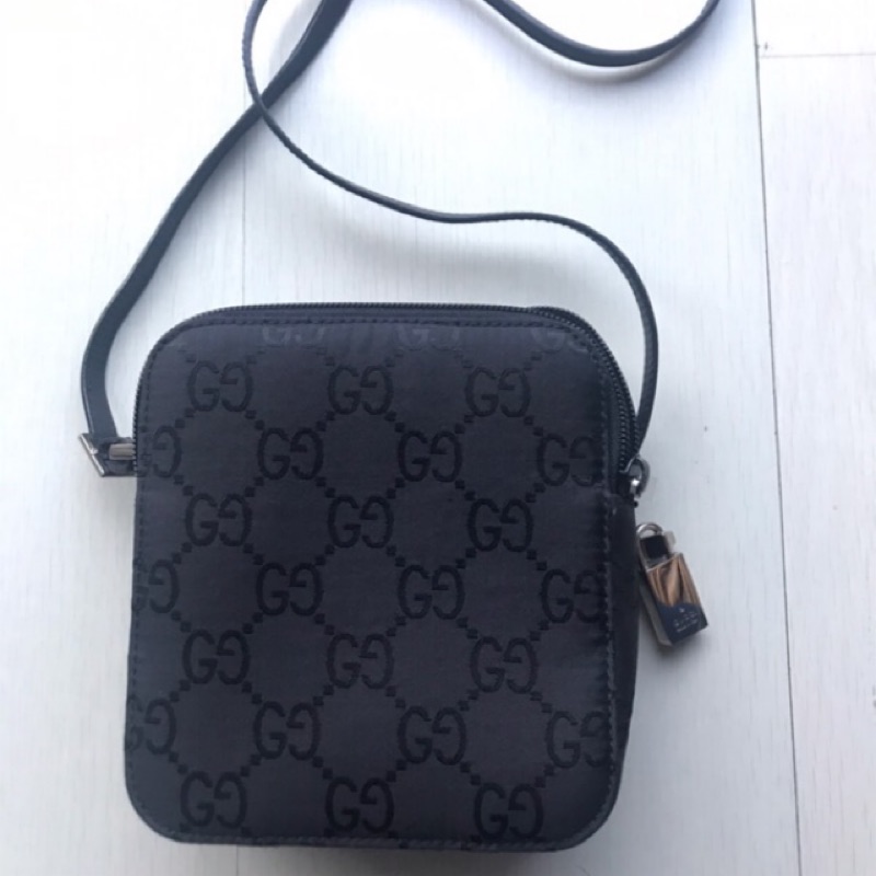 九成新Gucci 經典GG Monogram 帆布Logo緹花布小方包