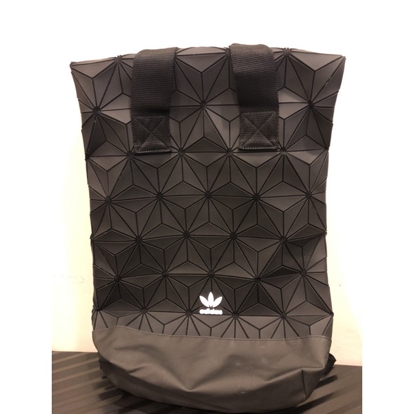 Adidas日本🇯🇵帶回全新  愛迪達 三宅一生 聯名限量 3D菱形立體幾何圖案雙肩包 書包 菱形大容量手提包包