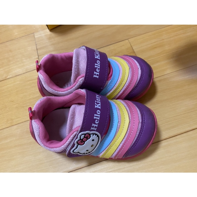 Hello Kitty運動鞋 16cm 新光三越百貨公司購買 100元