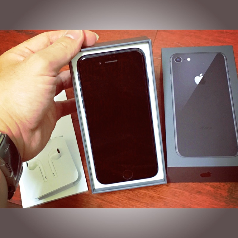 近全新iPhone 8 64G(黑，含全新齊全配件)