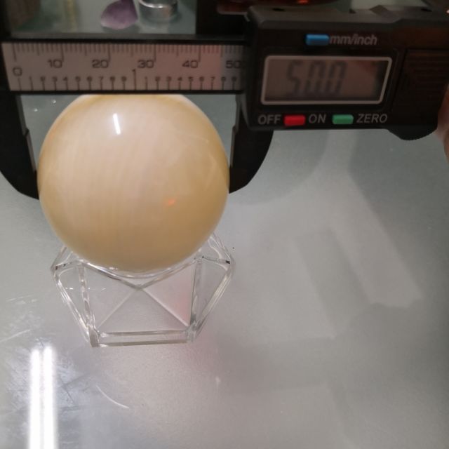頂級黃金硨磲球，直徑約5cm。重量210g, 含座。水晶