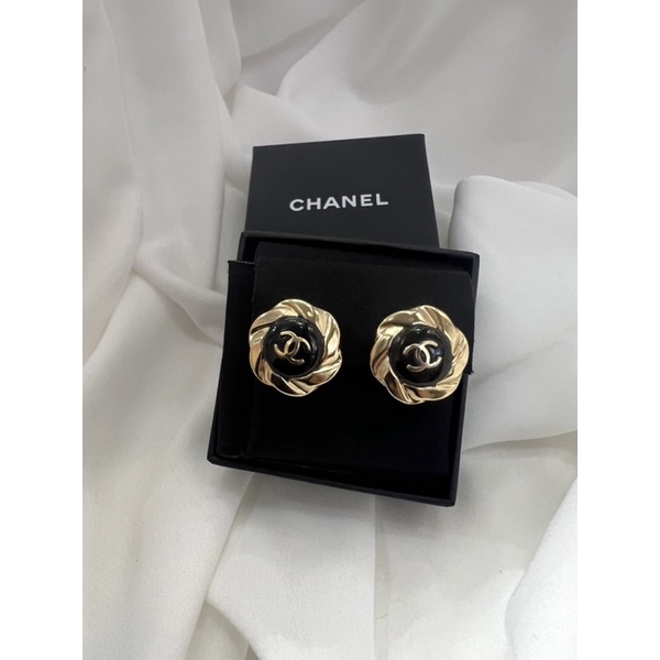 台灣現貨💰27800 香奈兒Chanel 黑金小太陽夾式耳環