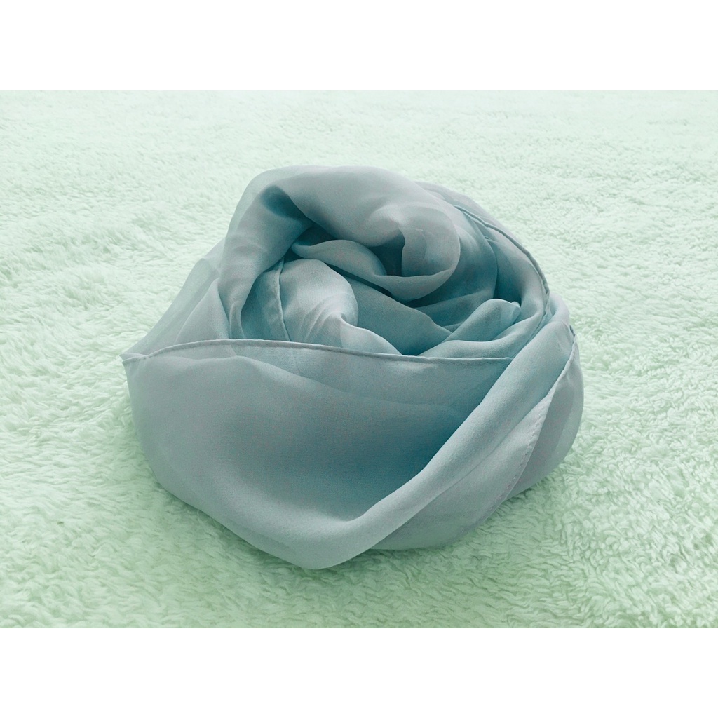 （全新）日本製 淺湖水灰藍素色素面透光長版絲巾 絲質圍巾