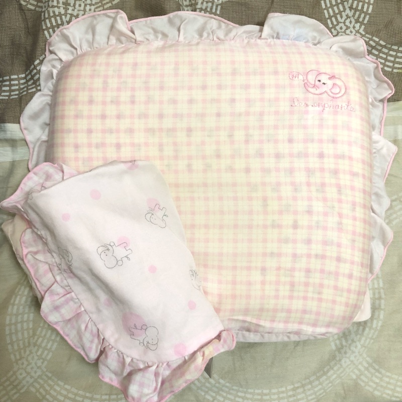 售完 麗嬰房 粉色嬰兒枕頭（2個枕套）