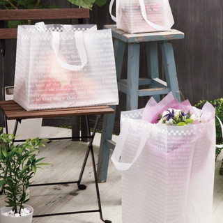 ☆╮Jessice 雜貨小鋪 ╭☆日本進口 英文字母 寬底 手提 塑膠袋 花束 蛋糕 包裝用品 每包20枚