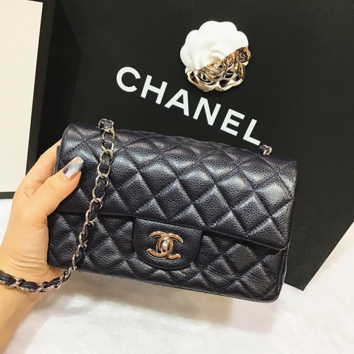 二手旗艦 CHANEL A69900 深藍色 牛皮 菱格紋 銀轉釦 銀鍊20公分 MINI COCO(中友店)03504