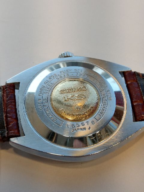 新品 ヴェルサスヴェルサーチ ３針デイト ギョーシェ メンズ腕時計 茶