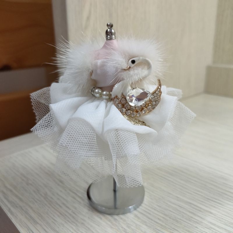 貝果的小小伸展台 天鵝 毛絨 白紗 美鑽 禮服 擺件 擺飾 支架 小物