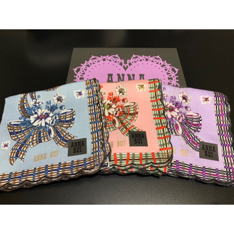 ╭☆°水水私貨舖☆°╮【ANNA SUI】全新真品  蝶結花卉圖案波浪邊系列 手帕