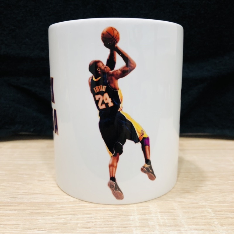 特價 [NBA生涯總冠軍系列] Kobe Bryant 小飛俠布萊恩馬克杯 (11盎司/345ml) 湖人8號球衣版