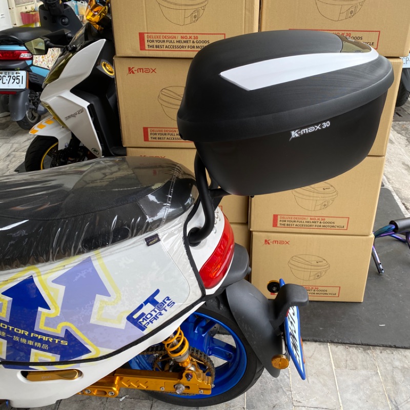 飛達ㄧ族-ECO5 狗2 gogoro 2後行李箱架+K max k30後行李箱1組3000元 下標前請先訊問庫存