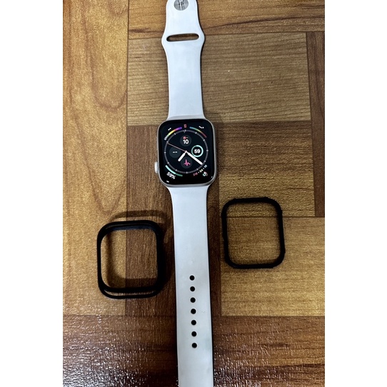 二手Apple Watch s4 gps42mm，過保，電池99%，盒裝全，有鏡面膜、犀牛盾保護殼
