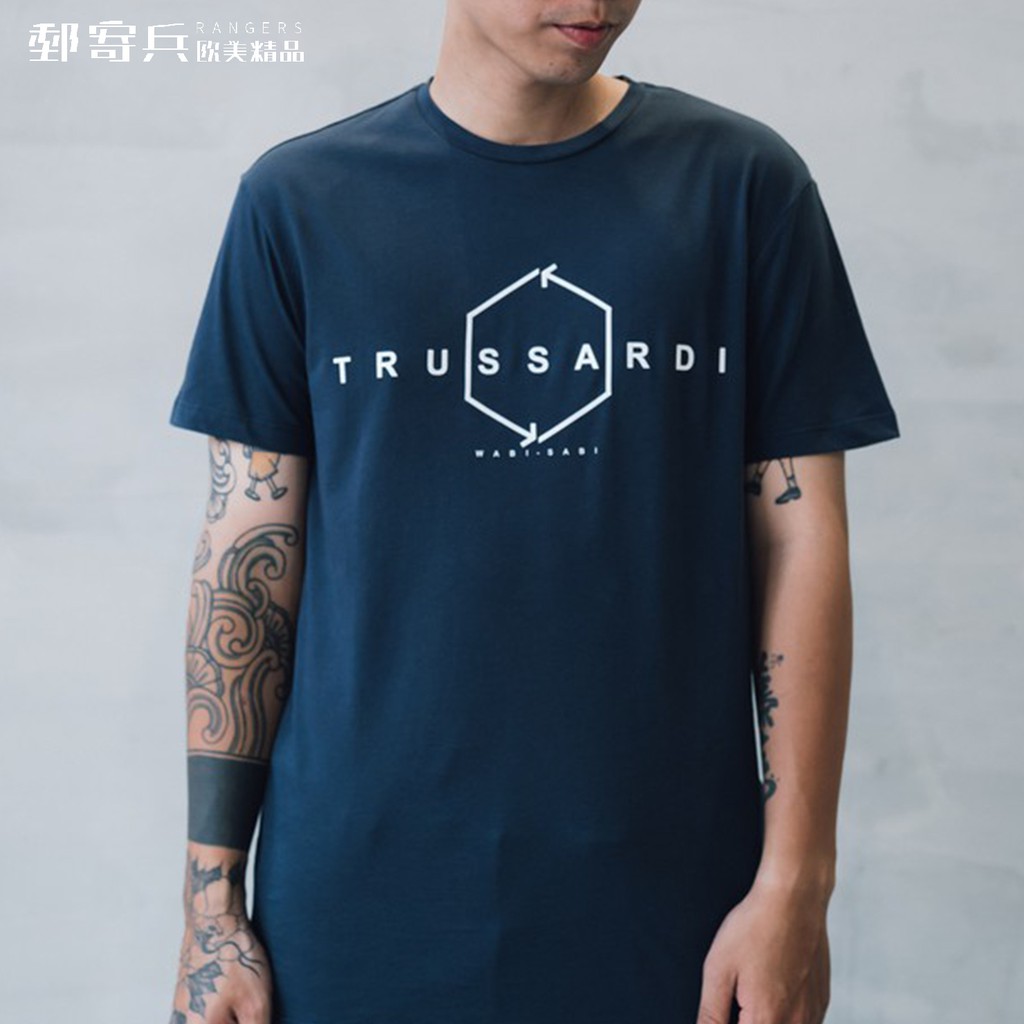 [零碼SALE] TRUSSARDI JEANS TJ 男版 立體箭頭六角型文字LOGO短袖 805193221629