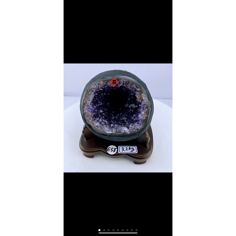 HH1863 頂級巴西滿鈦晶紫水晶洞  3.2kg，高19cm，寬17cm，厚度21cm，洞深12cm（紫晶洞