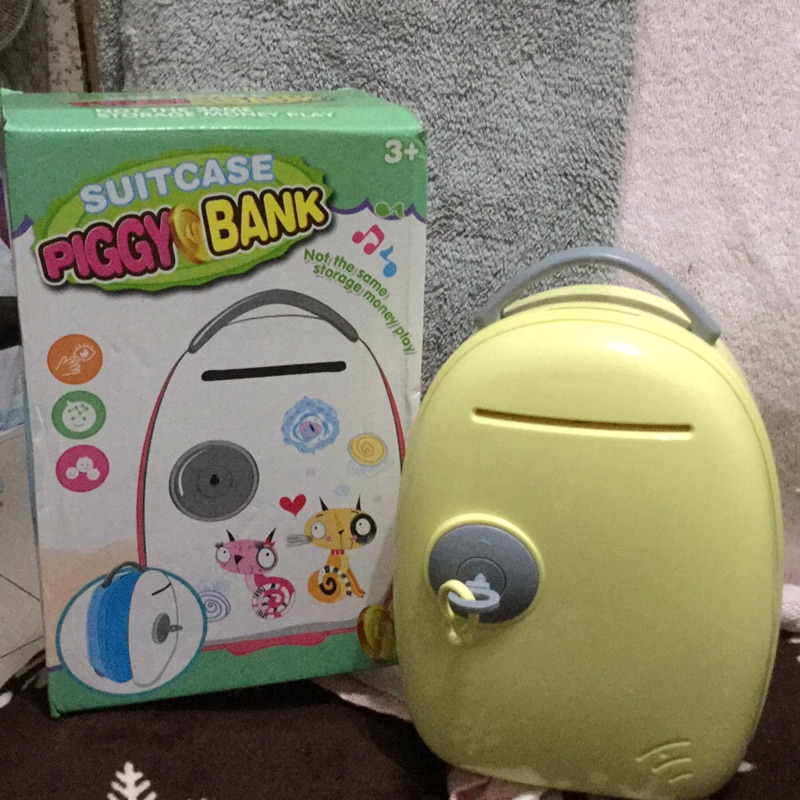 行李箱型存錢筒 Piggy Bank 可存鈔票、零錢 存鈔票會有音樂和閃燈 有兩把鑰匙 附兩張貼紙可裝飾 孩子的新年禮物