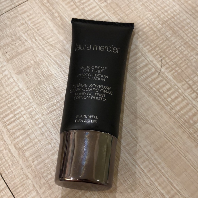 Laura mercier 絲絨霧粉底液