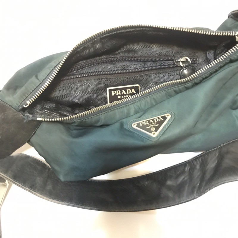 Prada 八十年代率先採用輕質尼龍纖維製作背包帶動輕量尼龍包潮流趨勢至今 蝦皮購物