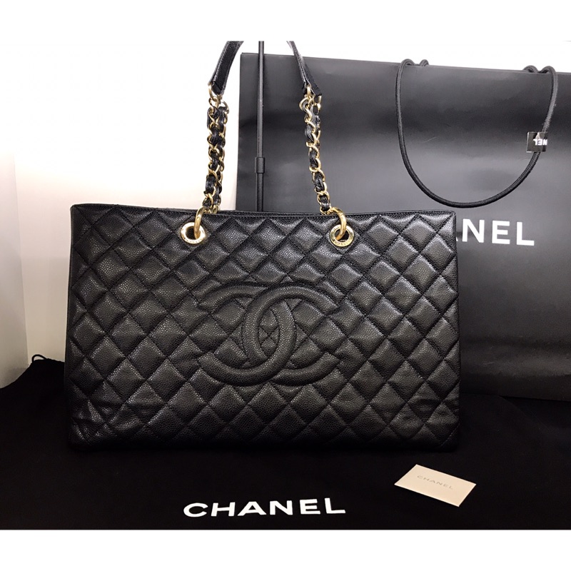 CHANEL 經典MAXI GST雙C LOGO魚子醬牛皮銀鍊三層肩背包(黑金)