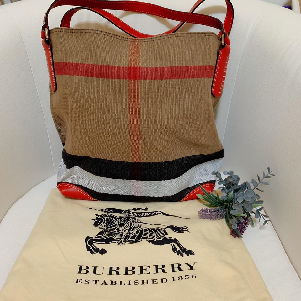 BURBERRY 經典格紋棉麻皮飾邊托特包-駝底/紅邊