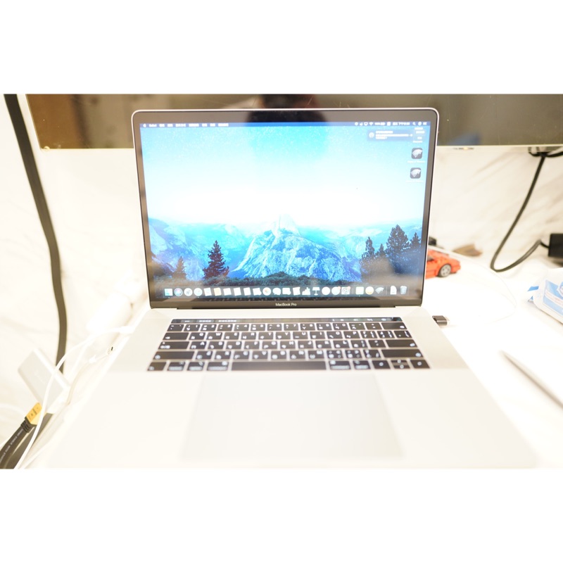 全機包膜  頂規客製機MacBook Pro 15吋 2TB 銀 32GB 2019年11月款 獨立顯卡560X，6折價