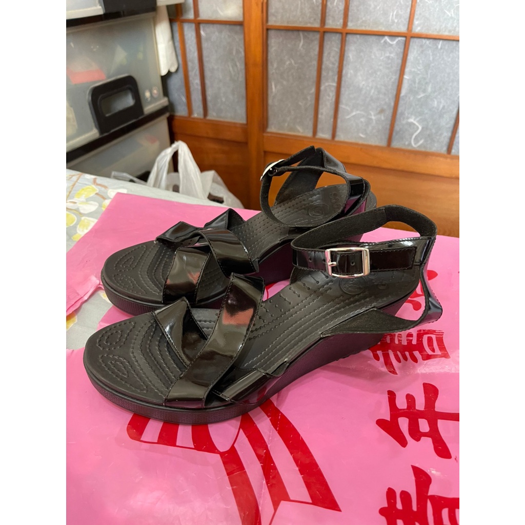 「 二手鞋 」 CROCS 女版厚底涼鞋 W9（黑）70