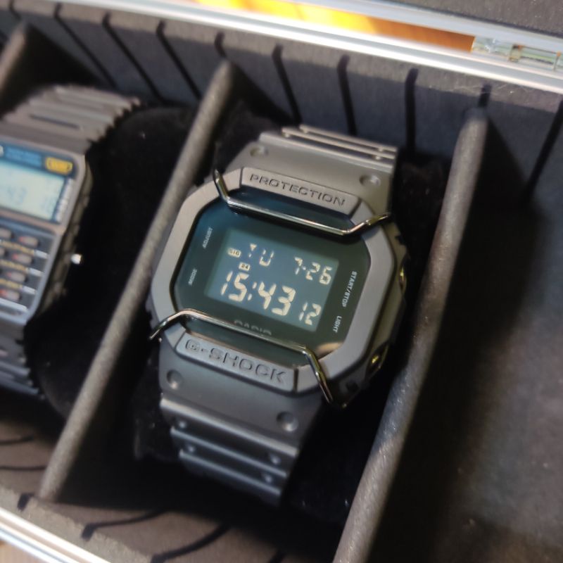 CASIO G-SHOCK DW-5600BB-1DR 電子錶 全黑液晶 低調 耐操 含保護框