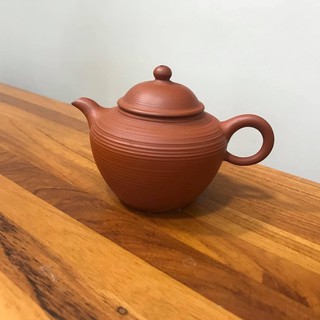 ［Chengyuan***］早期 朱泥 小品壺 手工壺容量：約140cc ｛ 落款：底款：莊鵬達 市價：2000元｝