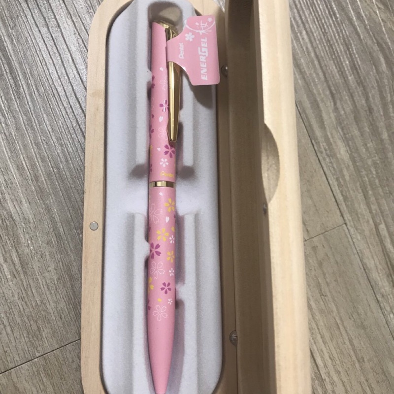 日本 Pentel  櫻花限定版 金屬鋼珠筆（附專屬木筆盒）