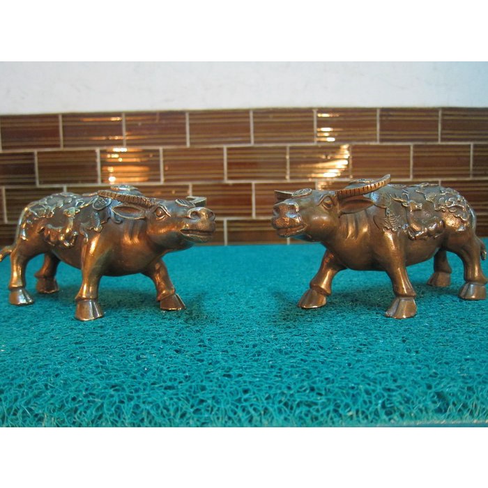 古銅製牛置物，工芸品，金工細作，長27cm，重4200克 古銅製牛置物，工芸品，金工細作，長27cm，重4200克