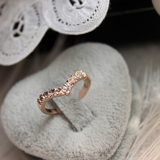 版本經典的獨特設計鑽石粉紅色戒指在小指環配件的開始時