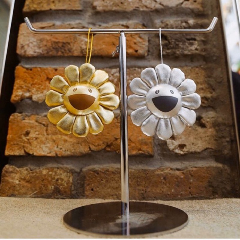 村上隆19年新配色金色 銀色小花吊飾 可吊 可別 兩用 限量款 日本行公司貨 現貨 蝦皮購物