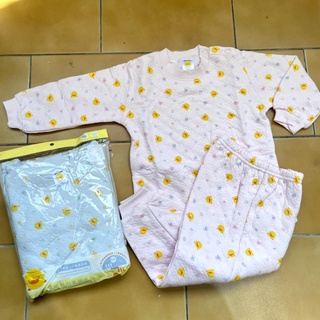 =全新NG= 黃色小鴨 臺灣製造 買一套裝送一圍兜 加厚鋪棉 保暖 幼兒套裝 睡衣 內著服 無毒滿版印花 幼稚園