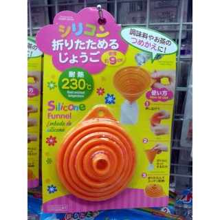 大創 Daiso 液態 粉態 食品 飲品 醬料 洗劑 沐浴乳 洗毛精 洗髮精 乳液 可收合分裝用漏斗（注入嘴）每件69元