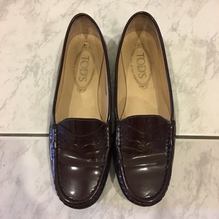 Tod's酒紅色漆皮休閒鞋