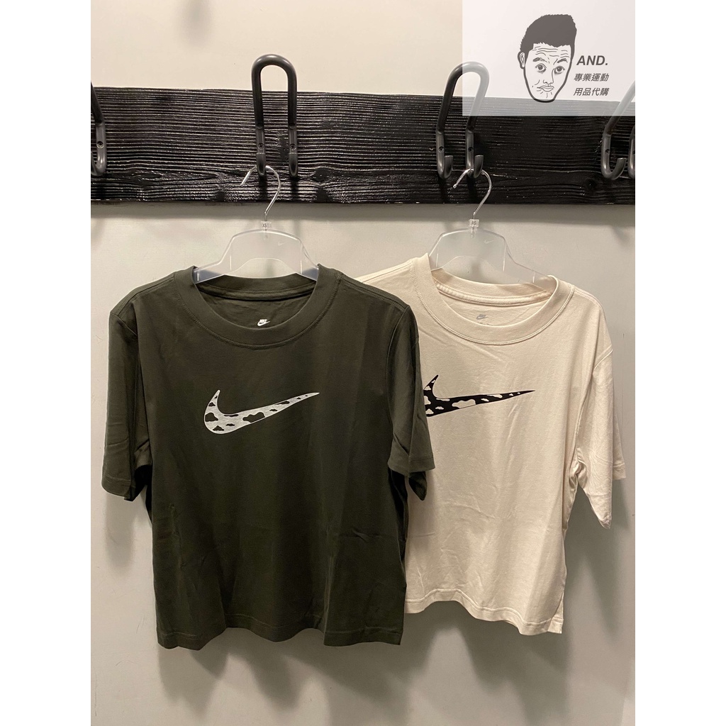【AND.】NIKE SPORTSWEAR 塗鴉 寬鬆 落肩 短T 女款 綠/米白 DQ3308-355/104