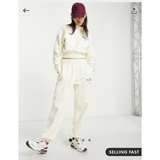 Nike Essential retro fleece joggers 奶油白配藍色字型