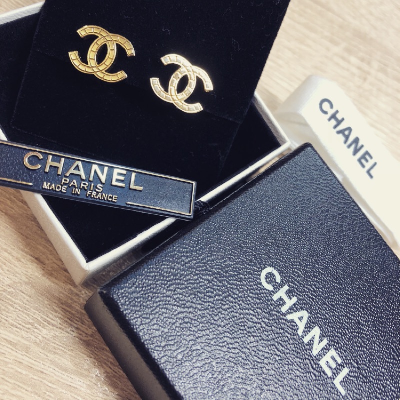 Chanel 香奈兒雙C logo 淡金色刻紋夾式耳環