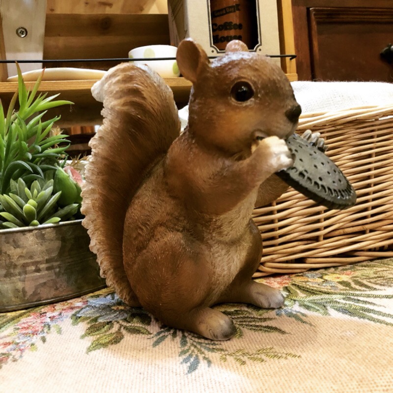 《齊洛瓦鄉村風雜貨》日本zakka雜貨松鼠擺飾 松鼠吃東西 居家裝飾 園藝裝飾(OREO)