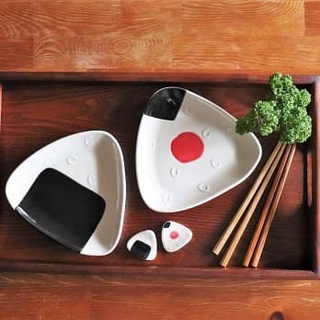 💳 非水貨 日本製造 三角飯糰 造型餐盤 16cm ‧ 梅子飯糰 日本 SHINACASA