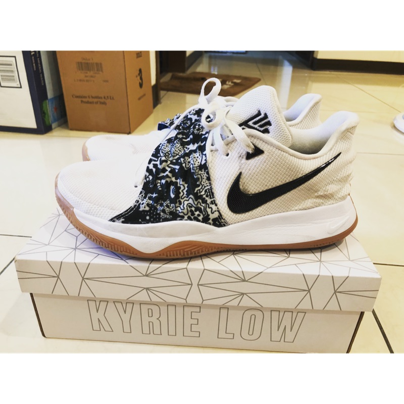 Nike Kyrie low 黑白 us11 has 5.4折 zoomair