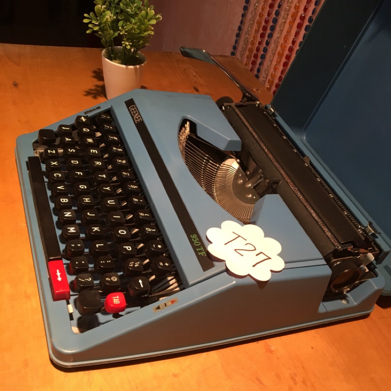 T27早期打字機...功能正常（請先詢問s)、有色帶、有暗鎖#打字機#收藏#擺設#正常#測#