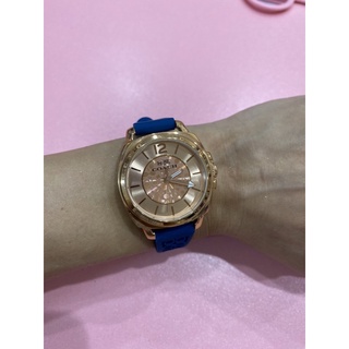 《新品上架》全新/廠牌（COACH ）/滿版COACH 搭金屬錶面設計/乳膠錶帶/錶帶最長22.5公分（可調手圍）手錶。