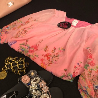 專櫃品牌 CLARE 粉嫩 淡灰 雪紡紗 五分褲 長版花上衣（淡灰色已售出）