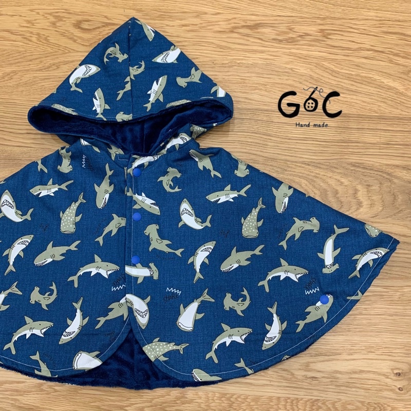 ［G&amp;C手作］現貨🔸深藍鯊魚連帽幼童斗篷🔸使用日本進口無毒四合扣❤️