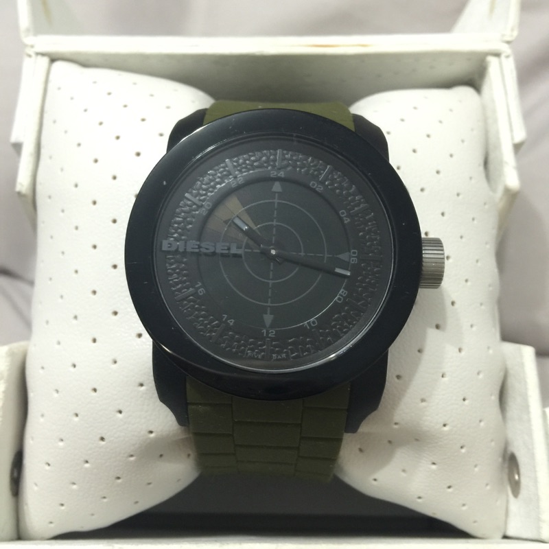（降價）DZ1609 DIESEL IP黑電鍍 雷達液晶 軍綠色橡膠錶帶 43mm 男錶