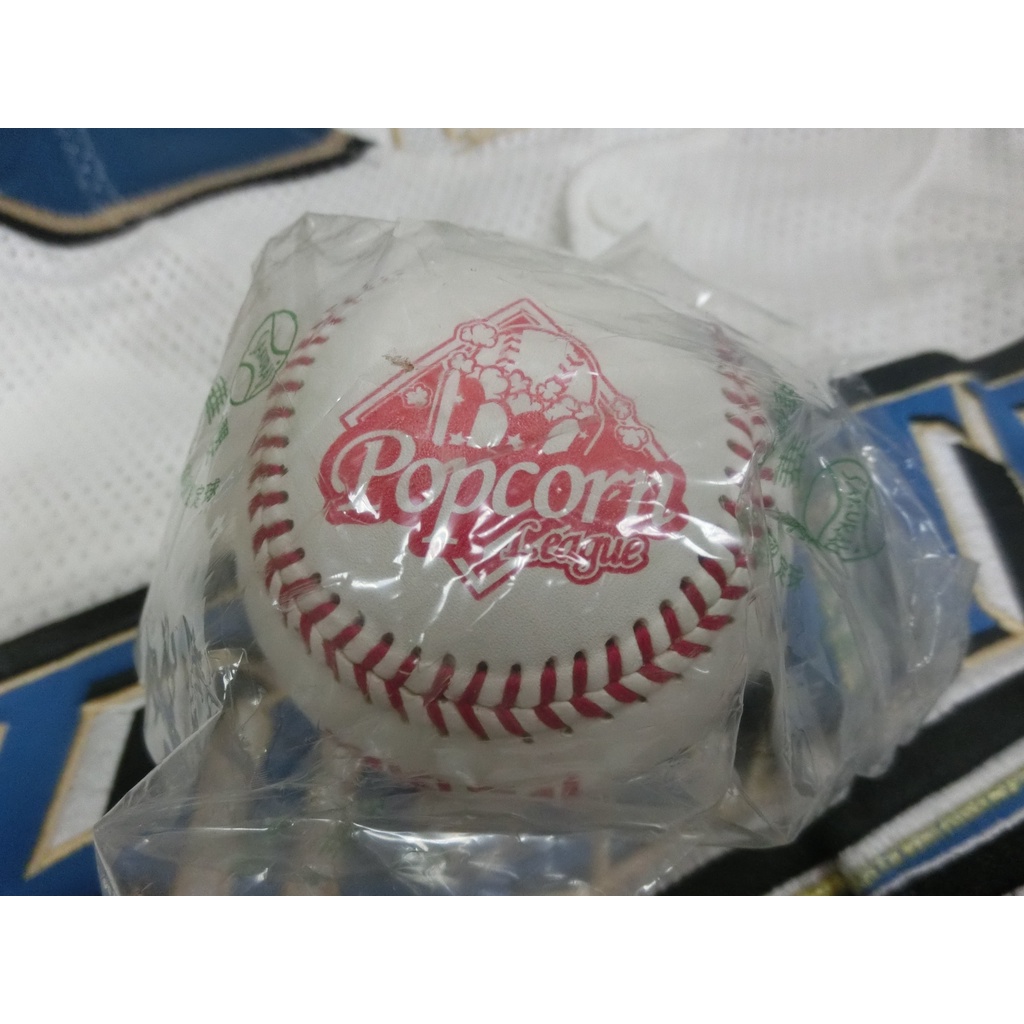 2014年第一屆爆米花棒球聯盟比賽用球(logo全紅色變異球)