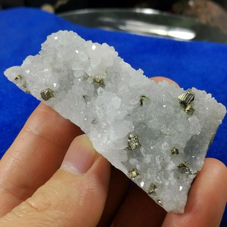 [友克鑫礦業]ag577約白水晶簇共生閃亮亮黃鐵礦 晶簇 黃鐵礦 原礦 水晶簇 硫鐵礦 愚人金
