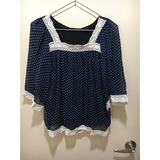 出清99元~藍色點點蕾絲五分袖上衣