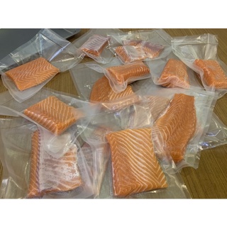 批發生食級挪威鮭魚生魚片磚真空包（1公克2元）可挑選上背或肚肉 下標幾公克就為你裁切對應重量