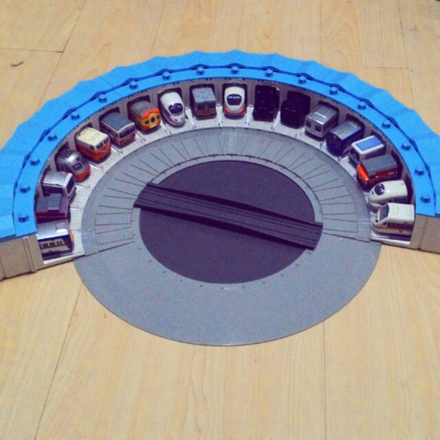台鐵 The Roundhouse扇形車庫模型，含迴力車